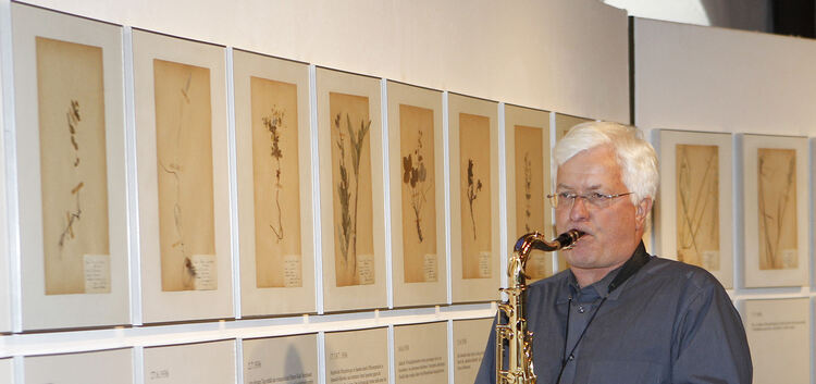 Ausstellung, Verbrannt,verboten,verfolgtAusstellungserffnung umrahmt durch Rolf-Rdiger Mostam Saxophon, im Hintergrund das Her