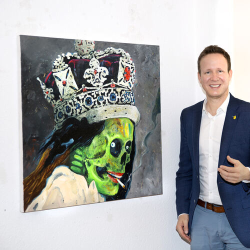 Oberbürgermeister Johannes Fridrich trifft auf Schleimes „Else“ in der Ausstellung in den Räumen der Nürtinger Fritz und Hildega