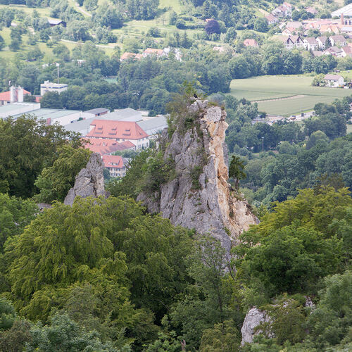 Der spitz aus dem Wald ragende Wielandstein ist seit dem Abbruch im Januar 2015 ein Torso. Ob der Felsen gesichert wird oder nic