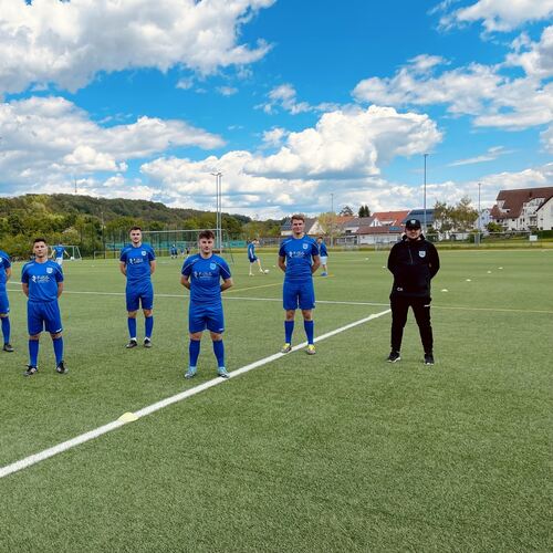 Die fünf „Aufrücker“ mit dem U19-Trainerteam (von links): Manuel Rothweiler, Felix Böhringer, Alan Fejzouli, Argjend Shalaj, Noa