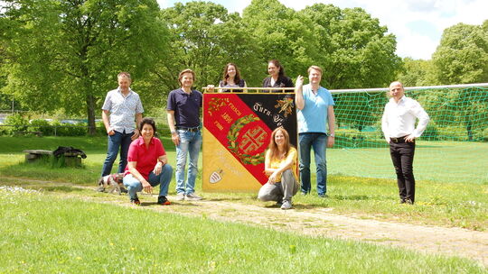 Vorstand und Abteilungsleiter des TSV Schlierbach mit der restaurierten Vereinsfahne Vorstand und Abteilungsleiter des TSV Schlierbach mit der restaurierten Vereinsfahne