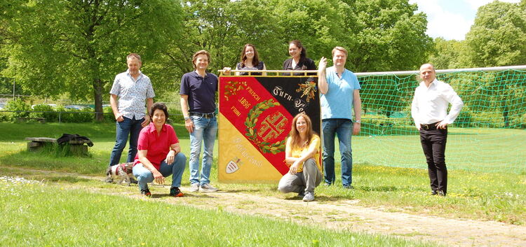 Vorstand und Abteilungsleiter des TSV Schlierbach mit der restaurierten Vereinsfahne