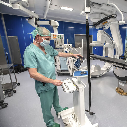 Hochmoderne Technik, wohin das Auge auch blickt: Der neue hybride Operationssaal in der Nürtinger Klinik ist ein echter Meilenst