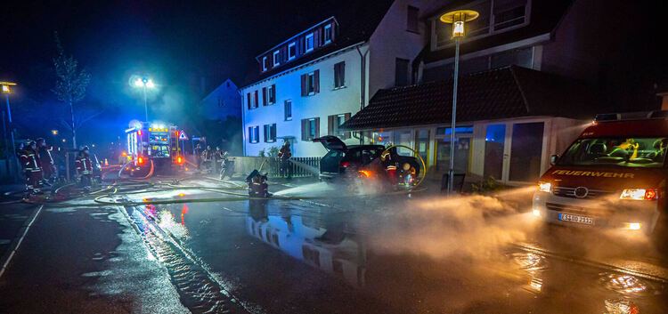 Neuer BMW Hybrid brennt stundenlang in Denkendorf, 5 Löschrohre und immer wieder Flammen.....Baden-Württemberg, Denkendorf, Deut
