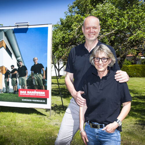 Das Ehepaar Fiegenbaum vor seinem Plakat. Foto: Jean-Luc Jacques