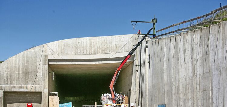 Das Bauprojekt Stuttgart 21 nimmt weiter Gestalt an: Ein Kran richtet auf der Baustelle vor dem Tunnel in Denkendorf den ersten