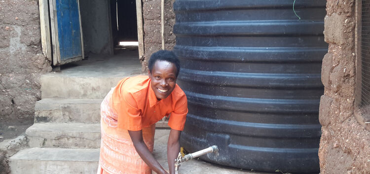 In vielen Teilen Afrikas noch keine Selbstverständlichkeit: fließendes Wasser aus Tanks, die auch mit Spendengeldern aus Deutsch