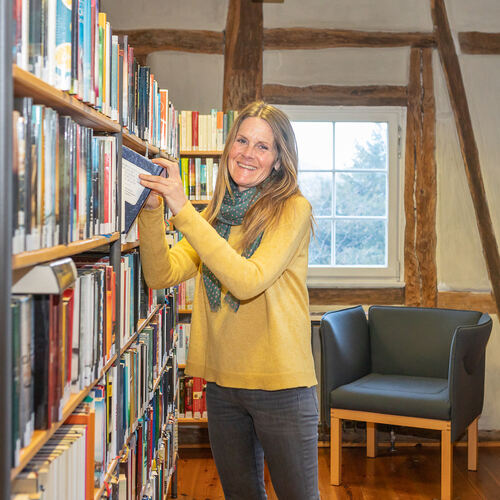 Ev Dörsam, die Büchereileiterin im Lenninger Schlössle, freut sich auf interessierte Besucher. Foto: pr