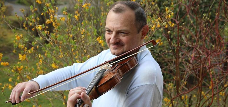 Am liebsten musiziert Siegfried Hartauer auf seiner über 300 Jahre alten Geige aus der Werkstatt des Turiner Meisters Andrea Cas