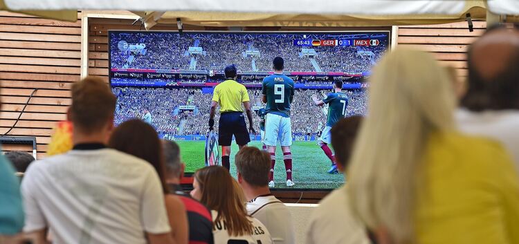 Sitzend, nach Tischen getrennt: So ähnlich wie hier 2018 könnte das Fußball-Schauen aussehen.Archivfoto: Markus Brändli