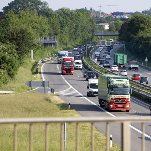 Die B¿27 ist eine wichtige Verkehrsachse, in Stoßzeiten aber immer überlastet.Foto: Horst Rudel
