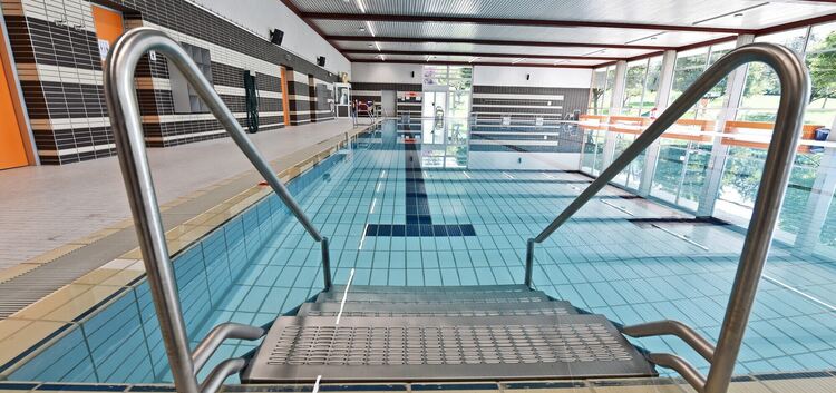 Im sanierten Dettinger Hallenbad kann unter strengen Auflagen wieder geschwommen werden. Foto: Markus Brändli