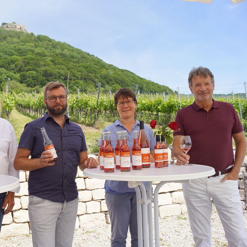 Frisch und fruchtig ist die Schillerschorle „SchiScho“ der Weingärtnergenossenschaft Hohenneuffen-Teck, die (von rechts) Bürgerm