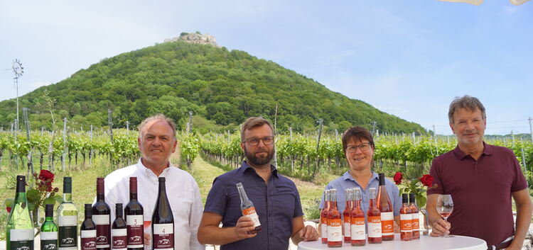 Frisch und fruchtig ist die Schillerschorle „SchiScho“ der Weingärtnergenossenschaft Hohenneuffen-Teck, die (von rechts) Bürgerm