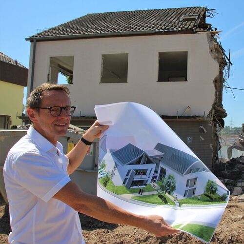 Bauträger Hans-Peter Birkenmaier zeigt die Pläne für die künftige Bebauung des ehemaligen Linde-Areals. Foto: Katja Eisenhardt