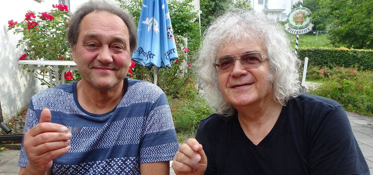 Werner Dannemann und Calo Rapallo spielen als Duo vor dem „3K“ in Kirchheim. Foto: pr