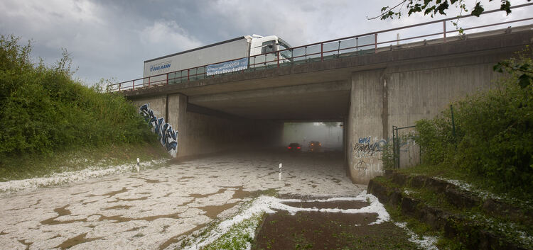 Die Autobahn-Unterführung bei Lindorf ist überflutet. Foto: Carsten Riedl