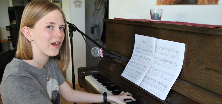 Ajana Windisch singt nicht nur, sie spielt auch Klavier.