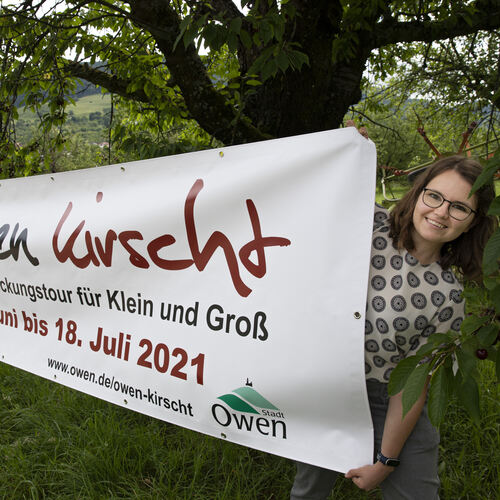 Eileen Gerstner (rechts) und Heidi Schubert mit dem Banner in den Streuobstwiesen.  Fotos: Jean-Luc Jacques