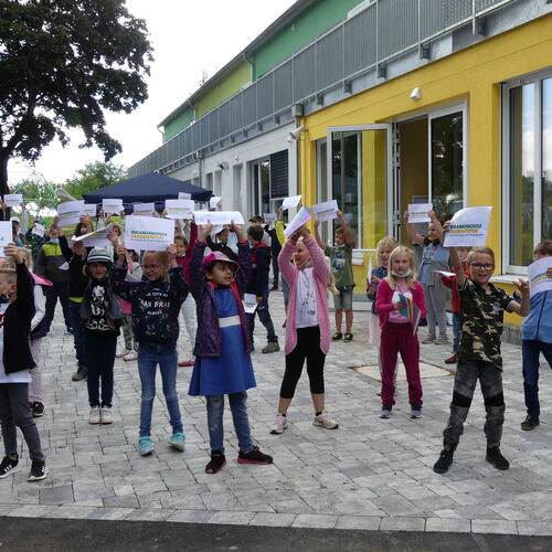 Die Kinder feiern ihre neue Grundschule.  Foto: Mara Sander