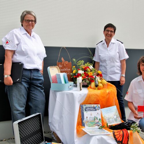 Christiane Wiedemann, Tanja Baumann und Christina Scheu (von links) zeigen, wie gute Sterbebegleitung gelingen kann.