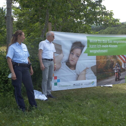 Ulrike Kamenz vom Polizeipräsidium Ulm, Landrat Edgar Wolff und Bürgermeister Daniel Kohl starten die Kampagne.Foto: pr