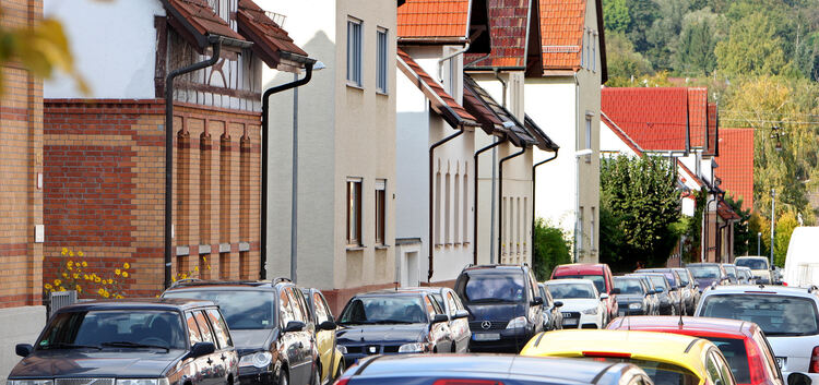 Dicht an dicht stehen die Blechkarossen tagsüber in den kleinen Straßen in der Nähe von Kirchheims Innenstadt.Foto: Jean-Luc Jac