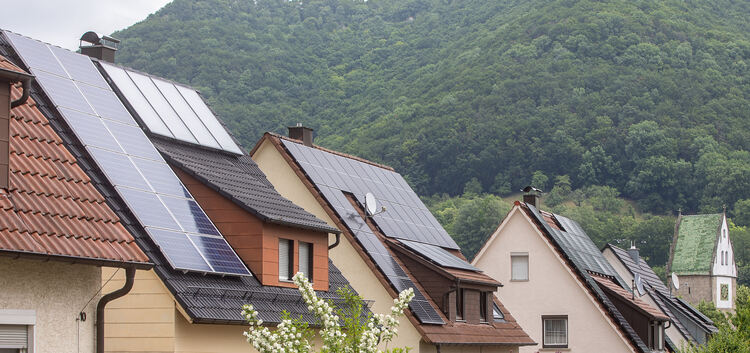 Viele Häuser in Lenningen sind bereits mit Photovoltaikanlagen bestückt. Foto: Carsten Riedl