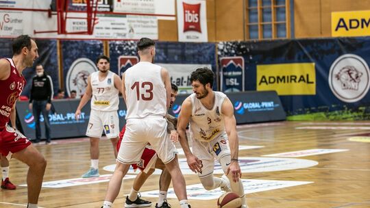 In Elchingen war Luka Kamber (am Ball) unter Trainer Igor Perovic mit knapp 24 Minuten Spielzeit ein Fixpunkt in der Mannschaft In Elchingen war Luka Kamber (am Ball) unter Trainer Igor Perovic mit knapp 24 Minuten Spielzeit ein Fixpunkt in der Mannschaft