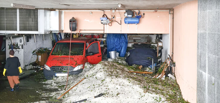 Den Hagelberg in ihrer Tief­garage haben die Yurtsevens mit Schneeschaufeln und vielen Helfern abgetragen. Auch wenn der demolie