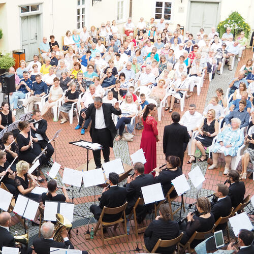 Auch wenn der Abstand nicht optimal ist: Wie beim Sommerabendkonzert der Kirchheimer Stadtkapelle im Schlosshof können Orchester