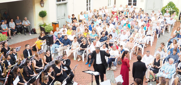 Auch wenn der Abstand nicht optimal ist: Wie beim Sommerabendkonzert der Kirchheimer Stadtkapelle im Schlosshof können Orchester