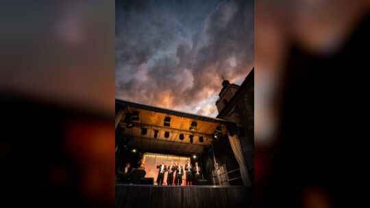 Musik und Theater gibt es derzeit live auf dem Martinskirchplatz. Das Gastspiel des Kammertheaters Karlsruhe geht noch bis Sonnt