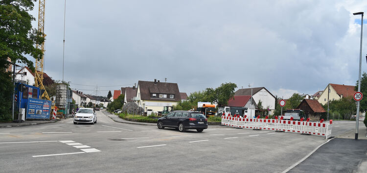Hier läuft der Verkehr wieder: Über die Ötlinger Straße (links) geht es wie gewohnt Richtung Wernau. Die Sperrung rechts rückt a