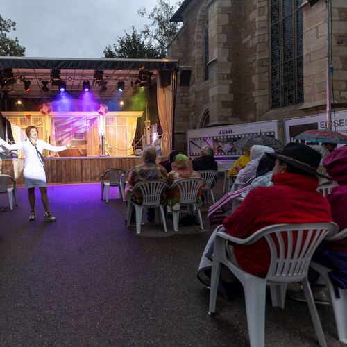 „Traumschöff im Regen“: Akteure und Publikum hielten auf dem Martinskirchplatz tapfer durch. Foto: Carsten Riedl