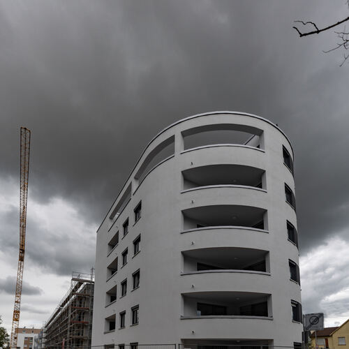 Trotz düsterer Wolken am Sommerhimmel sind die Aussichten auf mehr geförderten Wohnraum in Kirchheim günstig - wie hier an der E