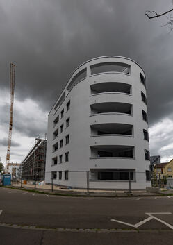 Trotz düsterer Wolken am Sommerhimmel sind die Aussichten auf mehr geförderten Wohnraum in Kirchheim günstig - wie hier an der E