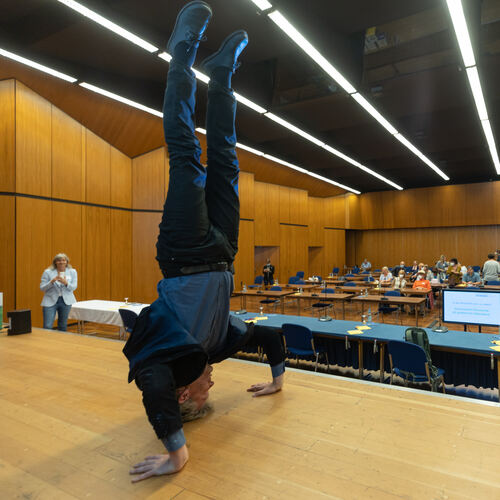 Der passionierte Tänzer Christian Felber ist auch körperlich in Form: Das sorgte im Publikum für anerkennenden Beifall.Fotos: Ca