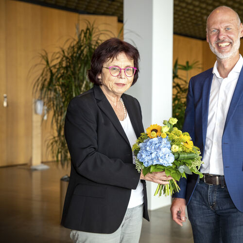 Unter anderem mit einem Blumenstrauß in Kirchheims Stadtfarben bedankte sich Oberbürgermeister Pascal Bader für Marianne Gmelins