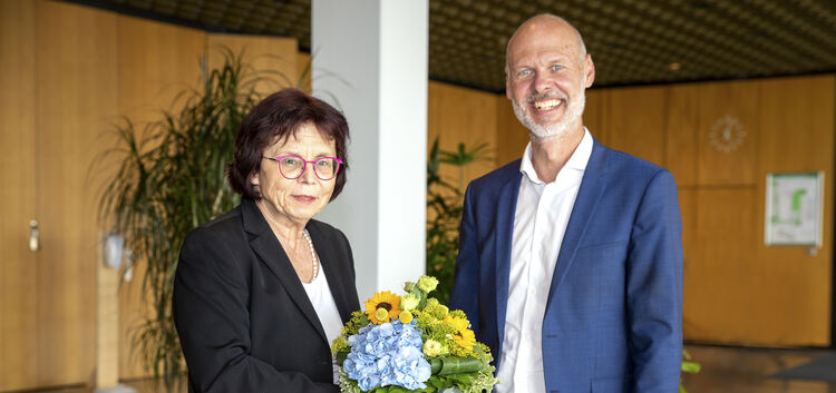 Unter anderem mit einem Blumenstrauß in Kirchheims Stadtfarben bedankte sich Oberbürgermeister Pascal Bader für Marianne Gmelins