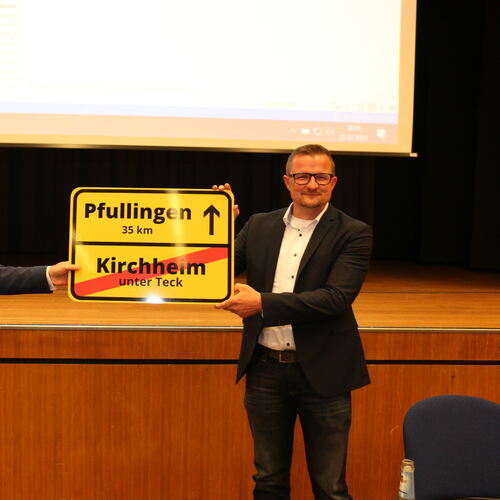 Oberbürgermeister Pascal Bader (links) verabschiedet Stefan Wörner als Bürgermeister nach Pfullingen. Foto: Stadt Kirchheim