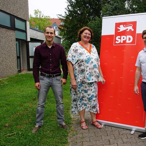 Simon Bürkle und Barbara Fröhlich lösen Michael Beck (rechts) als Vorsitzende des SPD-Kreisverbands ab. Foto: Thomas Krytzner