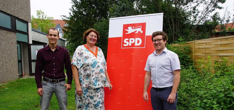 Simon Bürkle und Barbara Fröhlich lösen Michael Beck (rechts) als Vorsitzende des SPD-Kreisverbands ab. Foto: Thomas Krytzner
