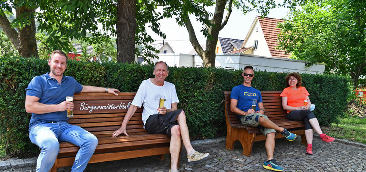 So lässt es sich aushalten: Florian Schepp (links) beim ersten Probesitzen auf dem neuen Bürgermeisterbänkle.Foto: Markus Brändl