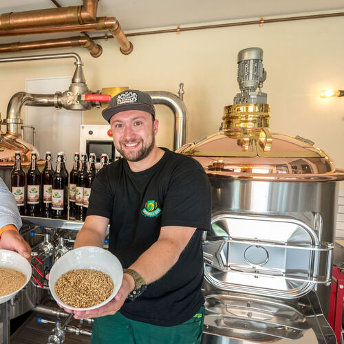 Hans-Dieter Hilsenbeck und sein Sohn Christoph sind stolz auf ihr Bier aus Brot.Foto: Giacinto Carlucci