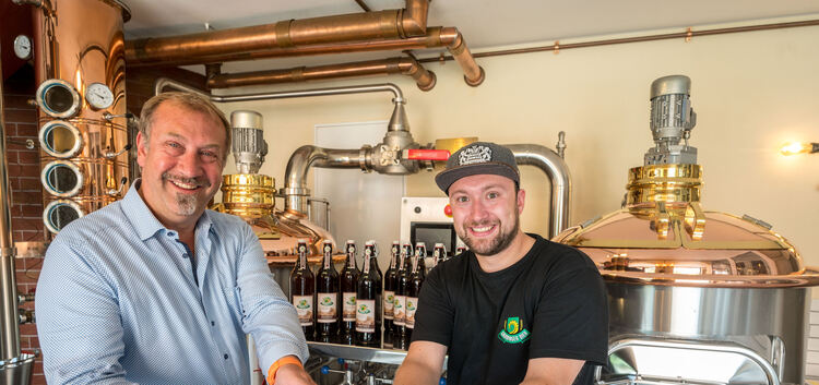 Hans-Dieter Hilsenbeck und sein Sohn Christoph sind stolz auf ihr Bier aus Brot.Foto: Giacinto Carlucci