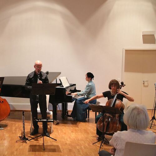Die fünf Musikerinnen und Musiker des Ensembles „Fracklos“ verwöhnten das Publikum mit „Perlen der Salonmusik“.Foto: Rainer Kell