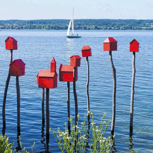 Von Künstlerhand nachgestellt: Rote ¿Pfahlbauten¿  im Überlinger See.