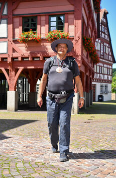 Los geht’s am Plochinger Rathaus: Mit dem Symbol der Muschel ist Rainer Hauenschild oft auf den Jakobswegen der Region unterwegs