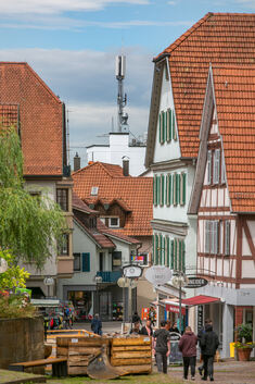 Vielen in Plochingen ist der Funkmast nahe der Innenstadt ein Dorn im Auge. Foto:  Roberto Bulgrin